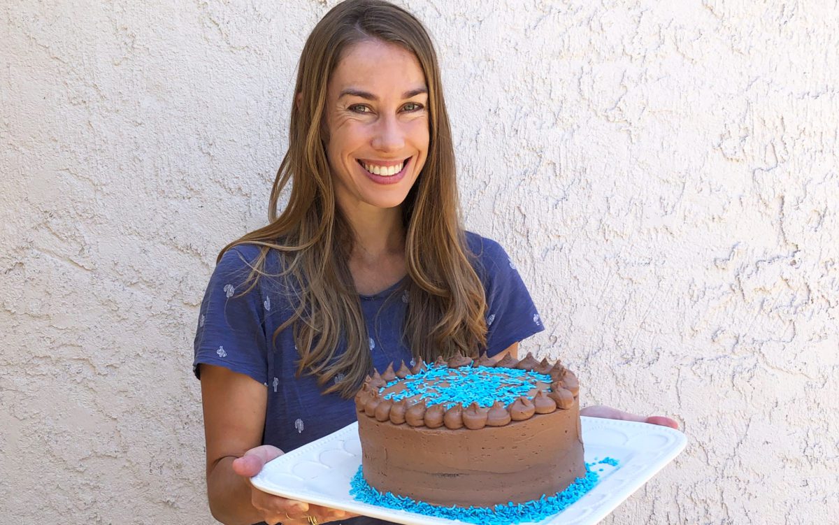 Cake Decorating without Tools AND a Turntable Hack! British Girl Bakes