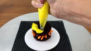 petal piping tip for filling in mini cake