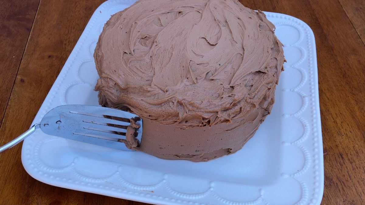 Cake Decorating without Tools AND a Turntable Hack! British Girl Bakes