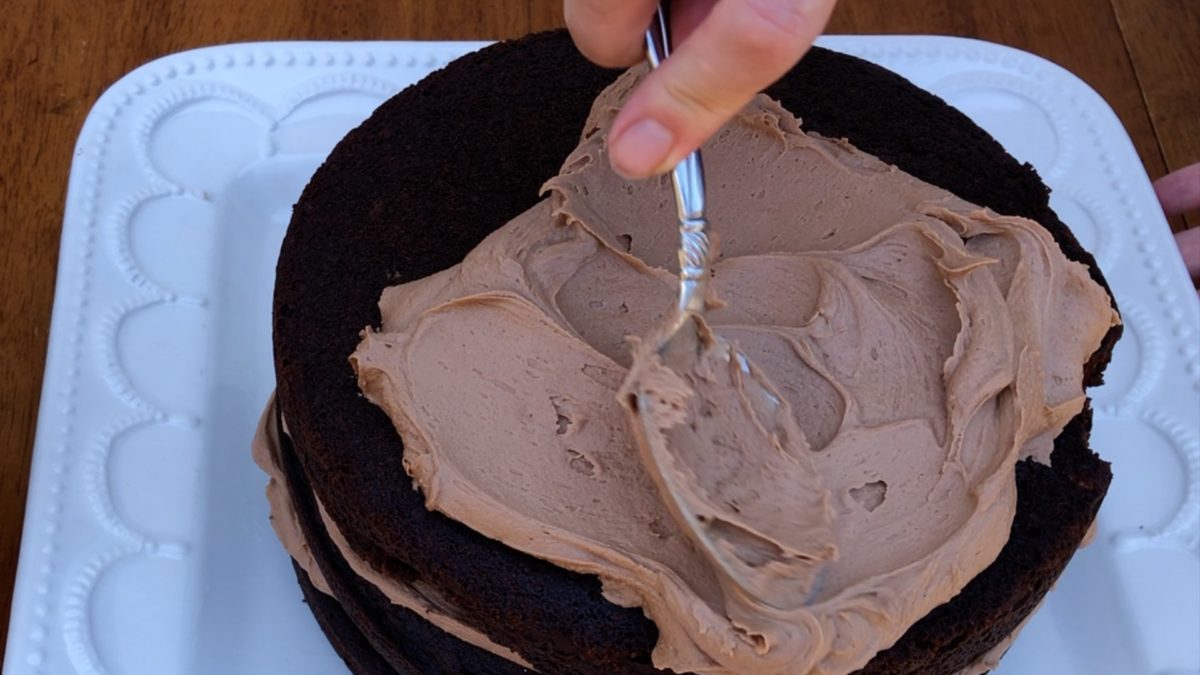 Cake Decorating without Tools AND a Turntable Hack! British Girl Bakes