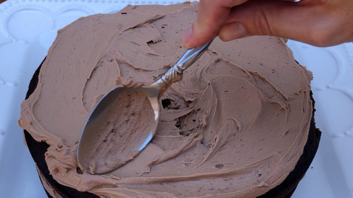 Cake Decorating without Tools AND a Turntable Hack! British Girl Bakes