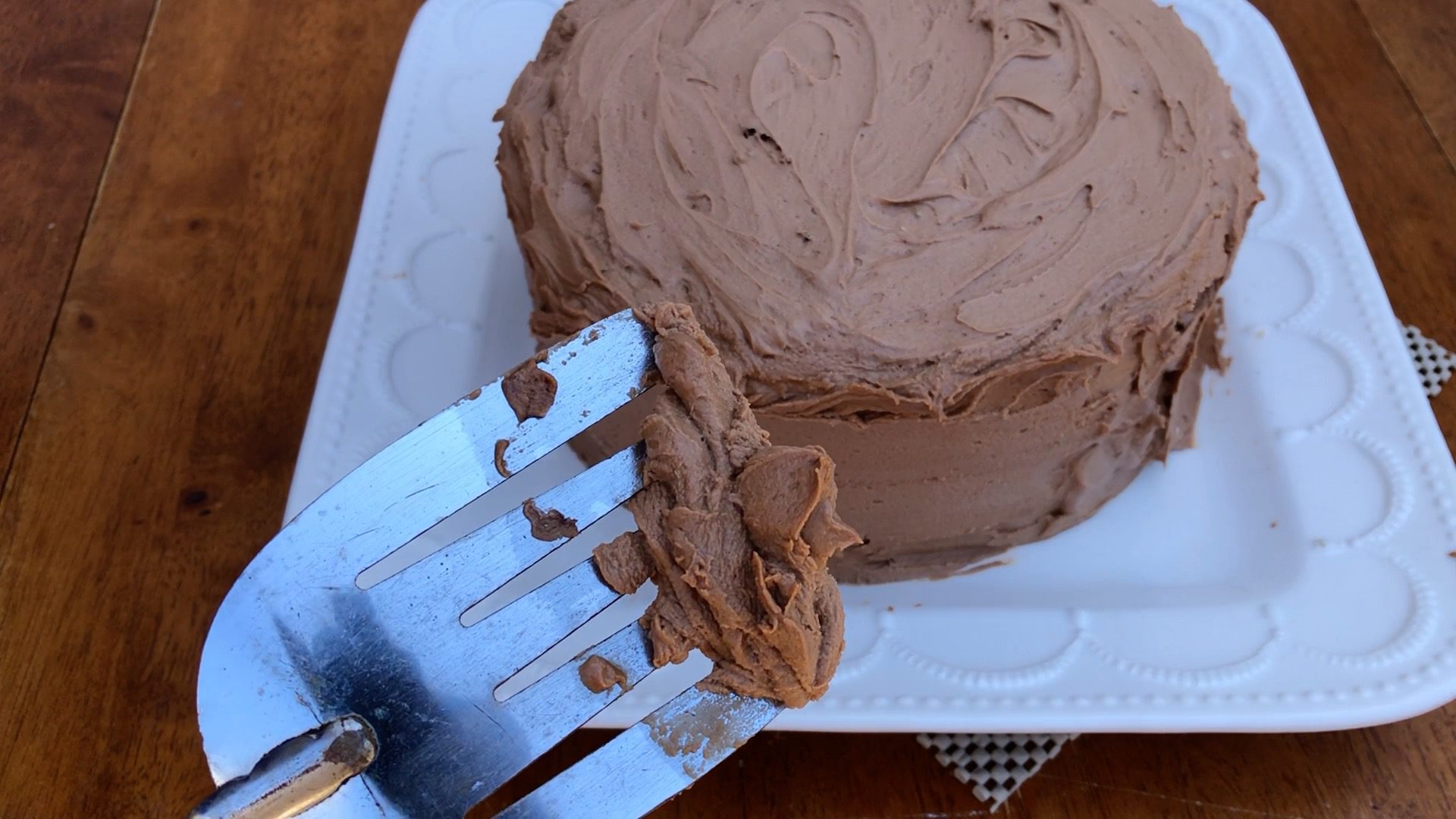 Cake Decorating without Tools AND a Turntable Hack! British Girl Bakes