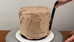 what is the right buttercream consistency for frosting cakes