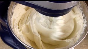 4 minute buttercream for EASY Christmas Cookies