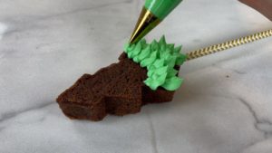 pipe frosting onto brownie cake topper 6 sprinkle christmas cake decorating ideas