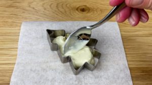 spread melted chocolate into cookie cutter 6 sprinkle christmas cake decorating ideas