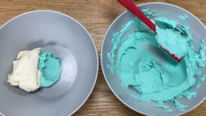 lighten the colour of buttercream with plain white buttercream