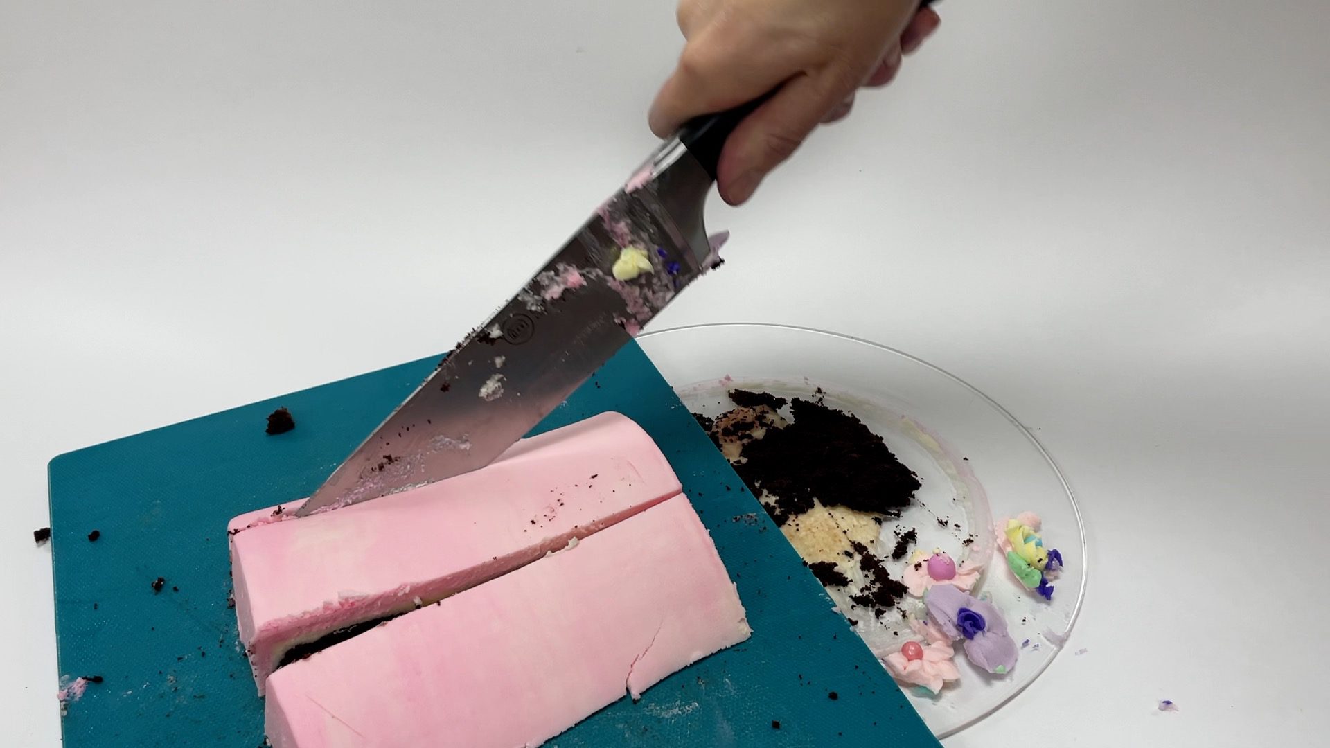 the end slices have the most frosting How to Cut TALL Layer Cakes