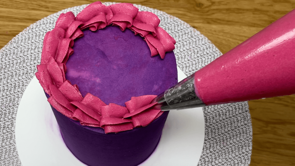 how to pipe a wave or shell border on a cake with a 1M star tip