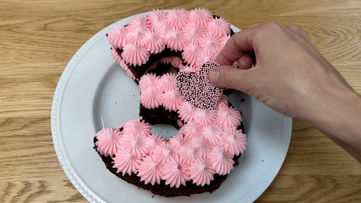 6 Ways To Decorate Cakes Using Ziploc Bags British Girl Bakes