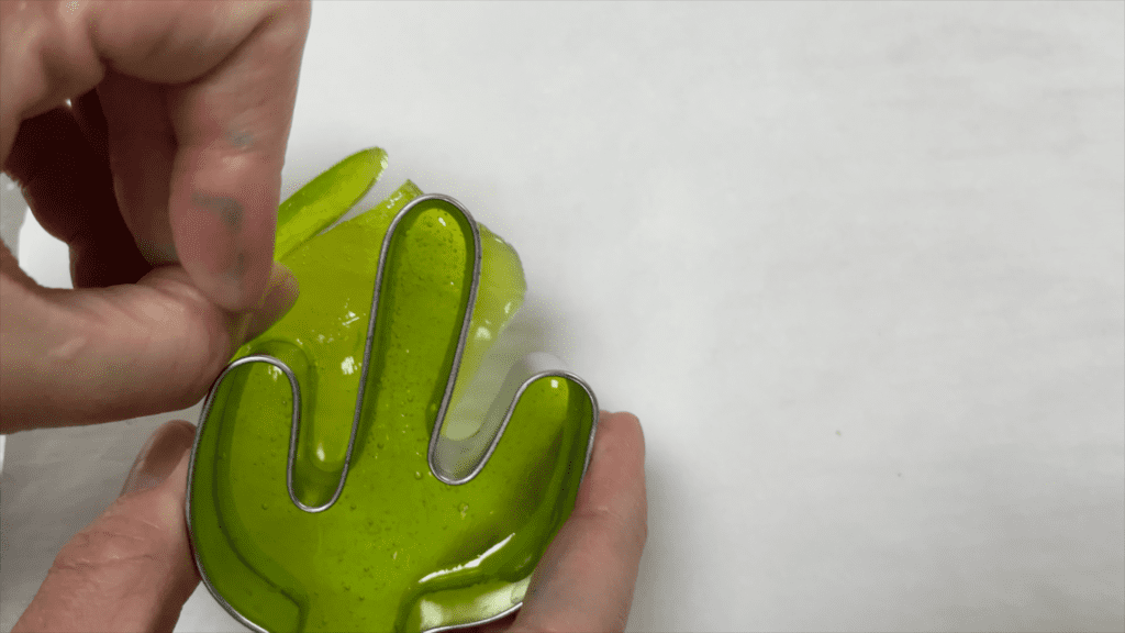 snap candy off from around the cookie cutter Candy Cake Decorating Hacks