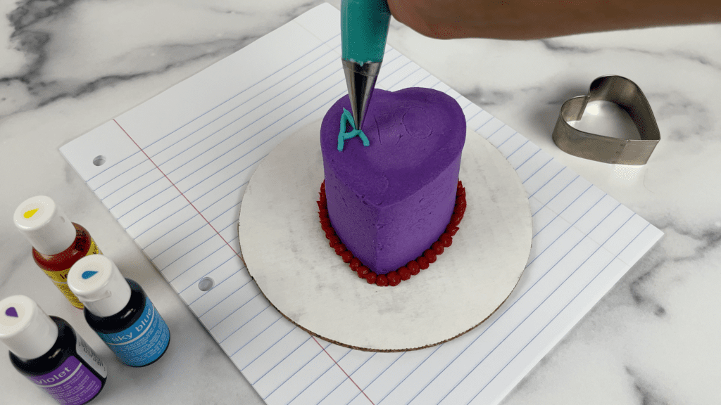 small round tip to write on cakes 10 Must Have Cake Decorating Tools