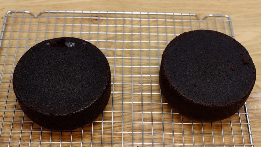 let cakes sit 10 minutes after baking and taking out of oven 10 Tips for your First Cake