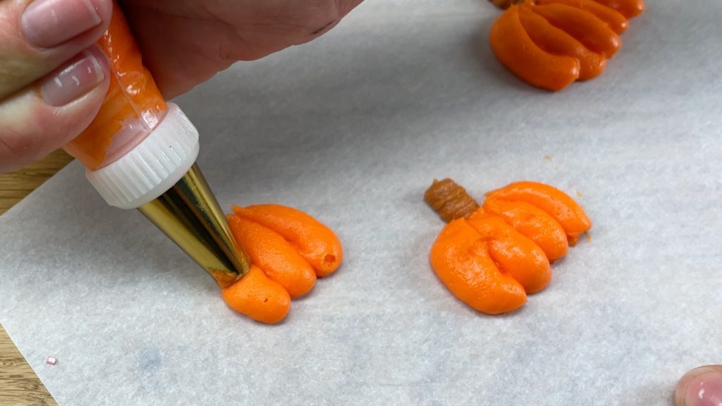 piped pumpkins 10 Halloween Cake Hacks