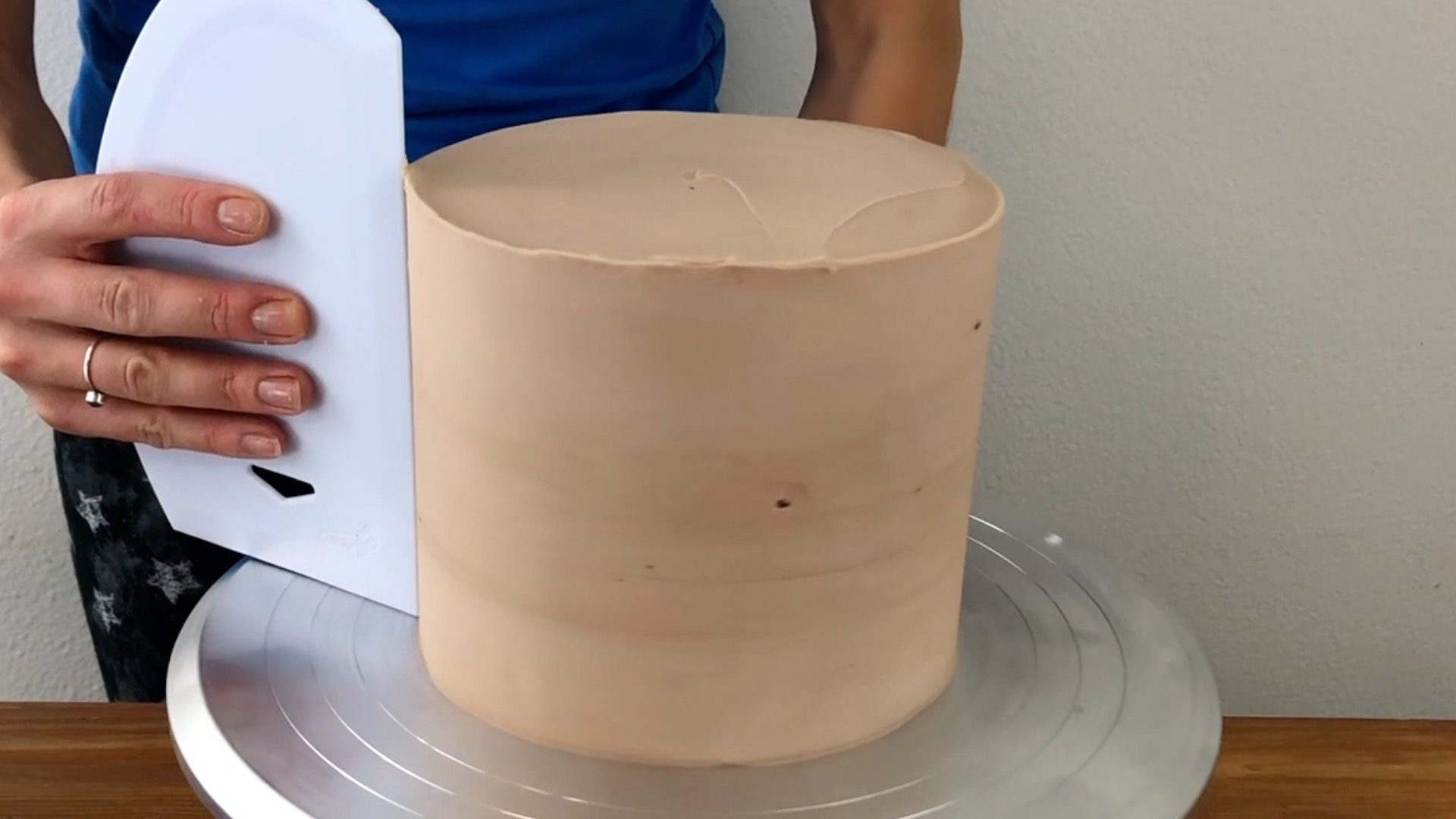 How to get Perfectly Smooth Frosting with Sharp Edges British Girl Bakes