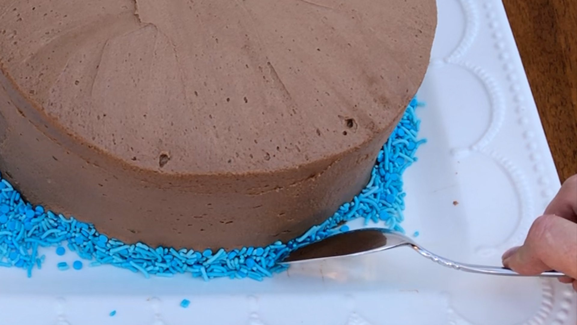 Cake Decorating without Tools AND a Turntable Hack! British Girl Bakes