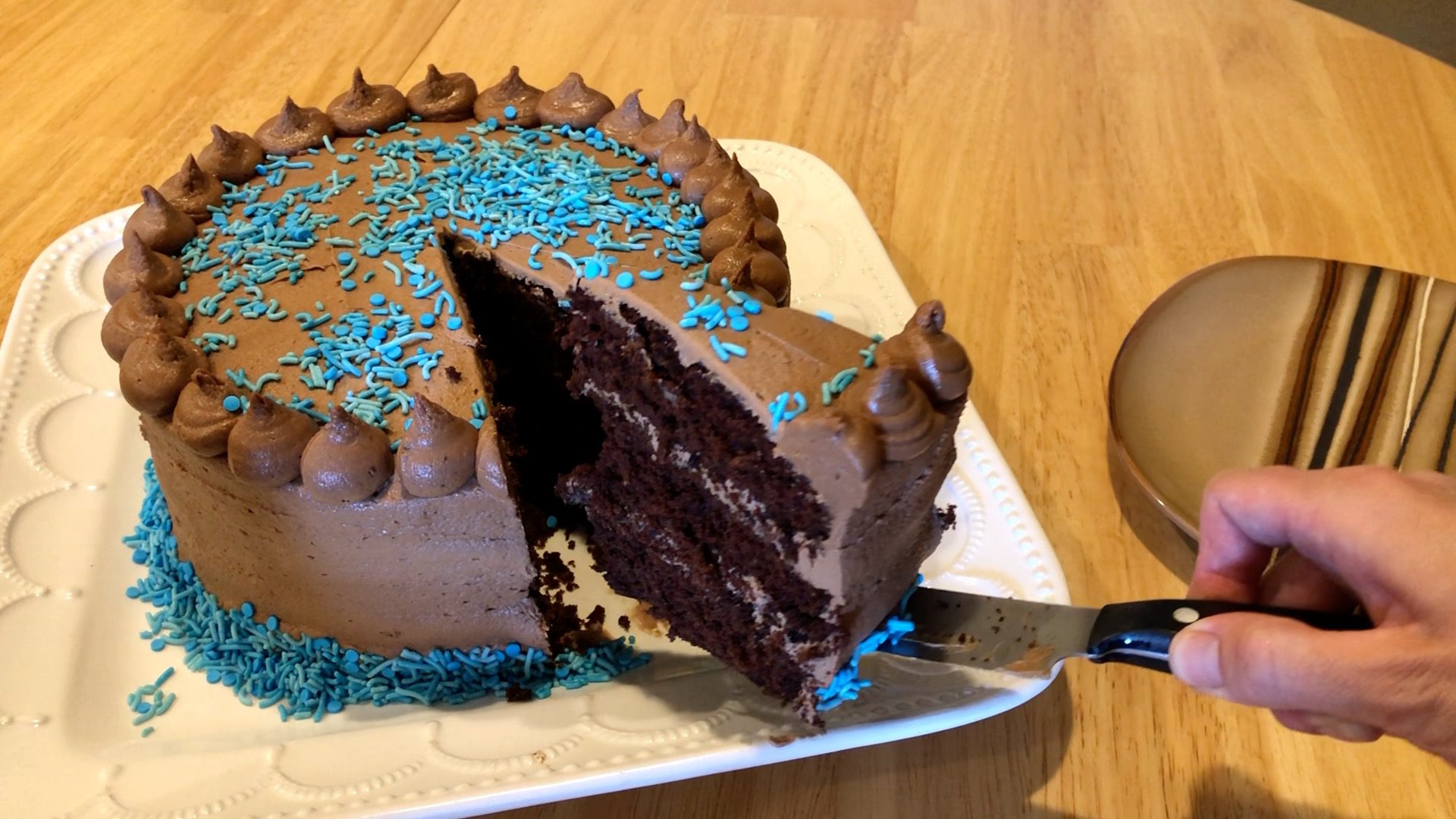 Cake Decorating without Tools AND a Turntable Hack! British Girl Bakes