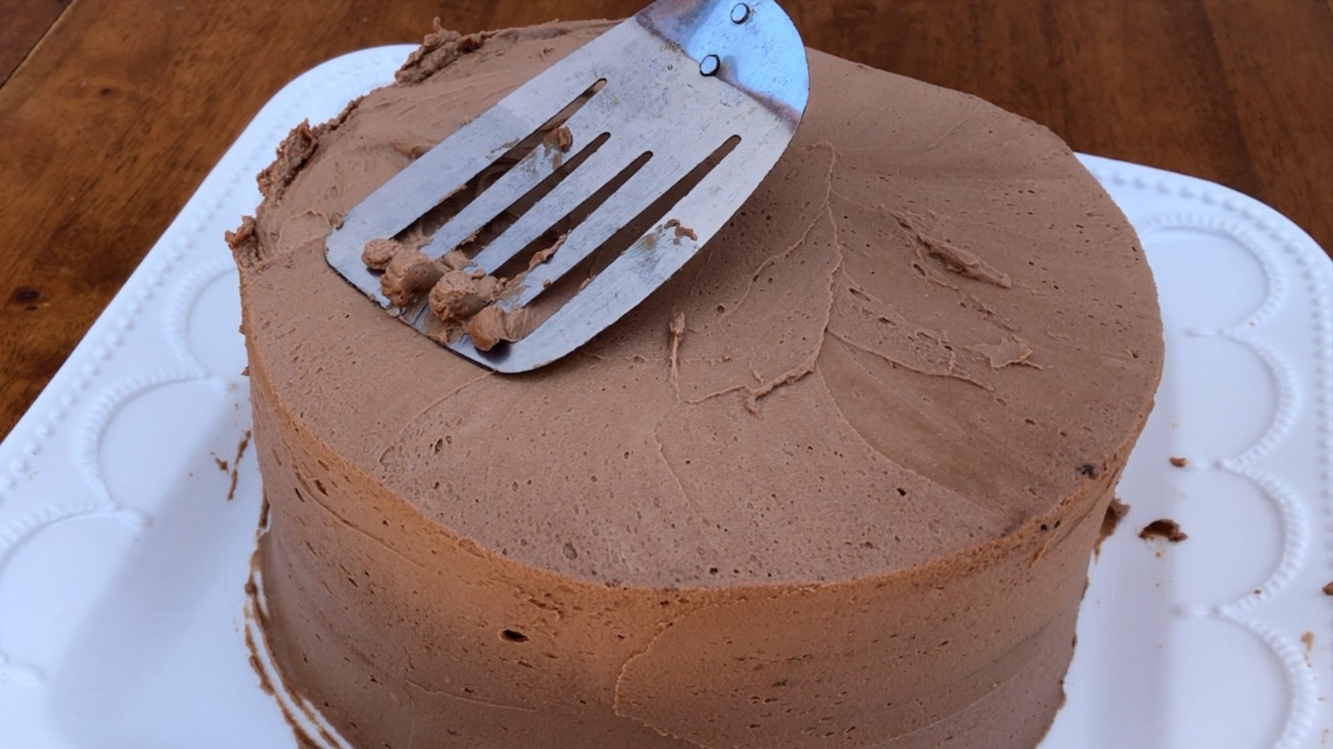 Cake Decorating without Tools AND a Turntable Hack! British Girl Bakes