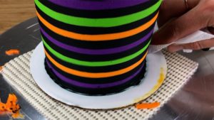 wipe smudges of buttercream off cake board