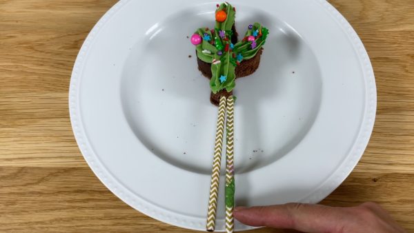 measure straw for brownie cake toppers