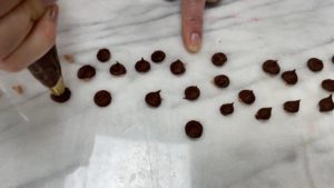 how to pipe leopard print frosting for trendy neon leopard print cake