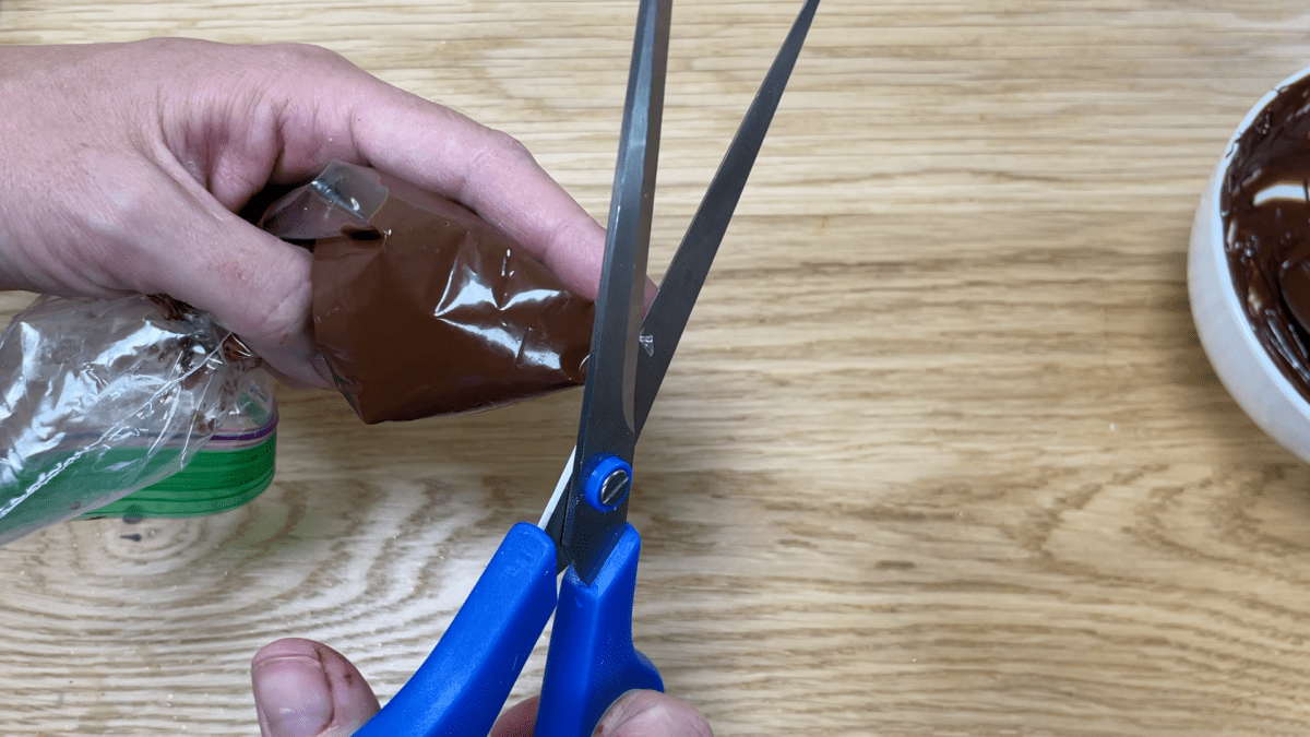 6 Ways To Decorate Cakes Using Ziploc Bags British Girl Bakes