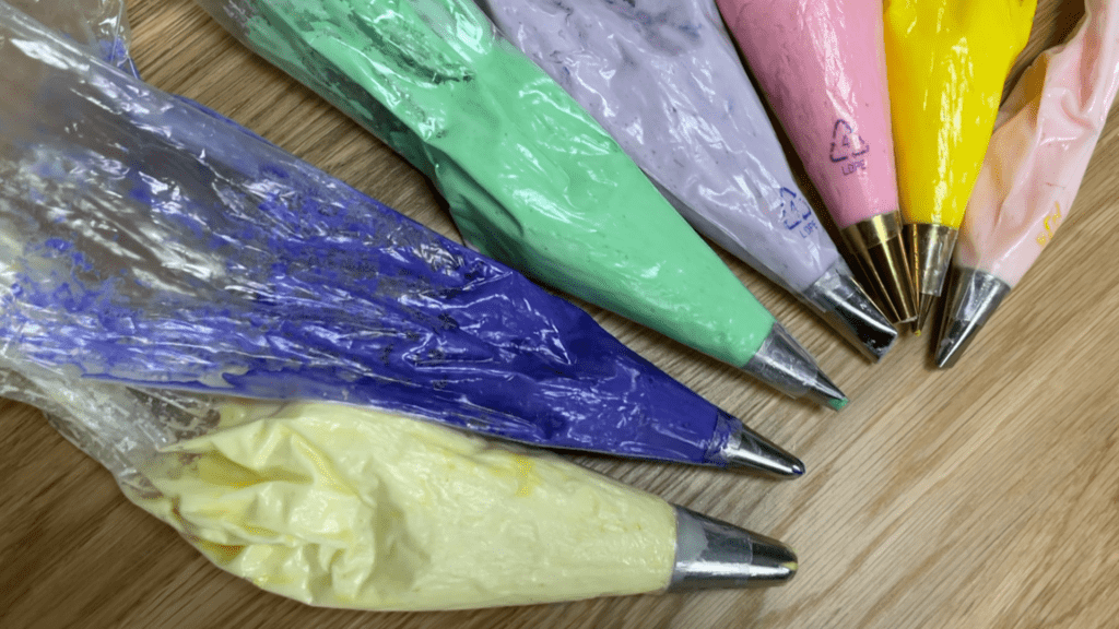 use piping bags of buttercream fitted with any piping tips how to transfer any design onto a cake