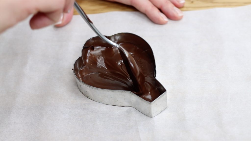 fill cookie cutter with melted chocolate 4 Stunning Homemade Cake Toppers