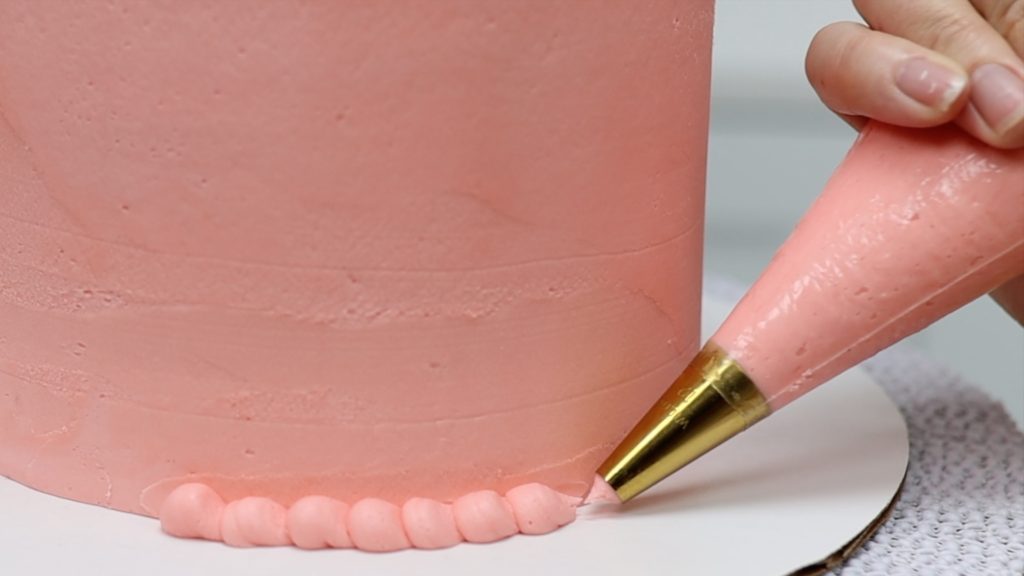 how to pipe a beaded border around a cake 10 ways to make your cakes look professional