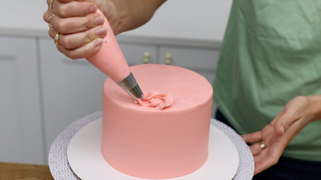 how to pipe a rope border onto a cake 10 ways to make your cakes look professional