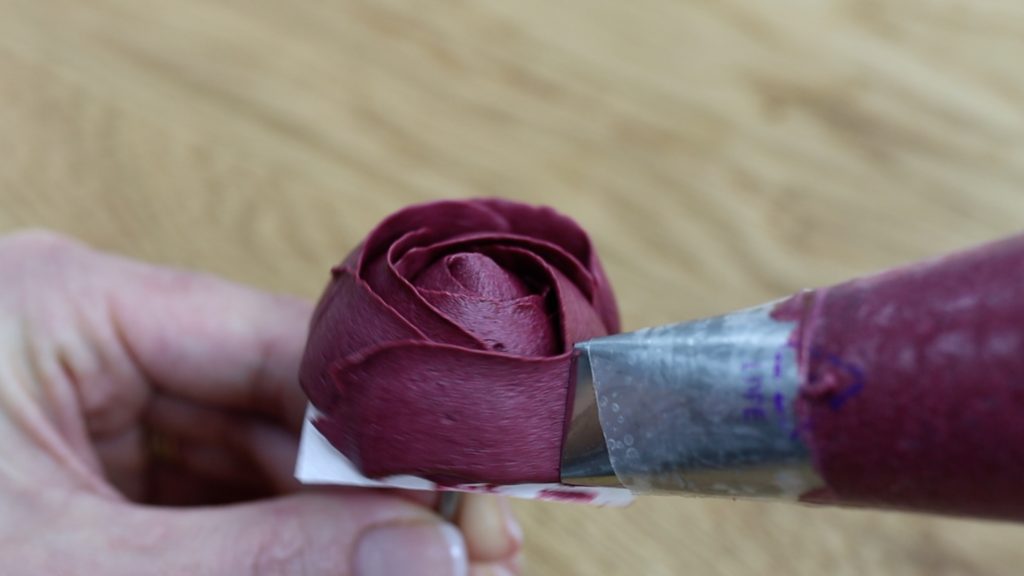 how to pipe a rose with buttercream 4 Stunning Homemade Cake Toppers