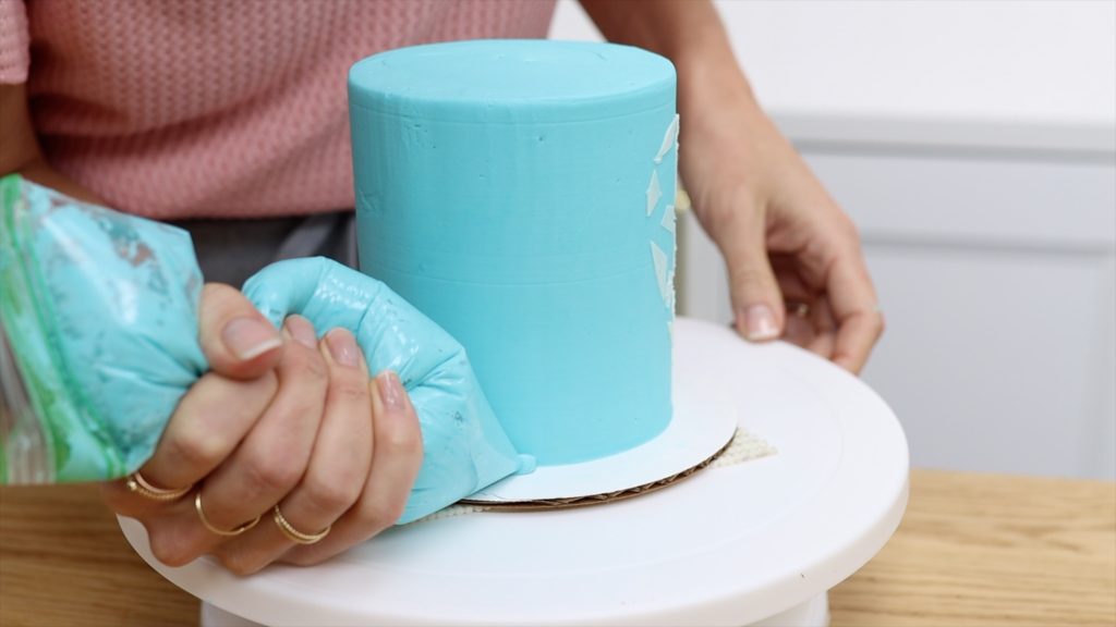 how to pipe onto a cake with a ziplock bag Save or Splurge Improve your Cake Decorating with these Tools!