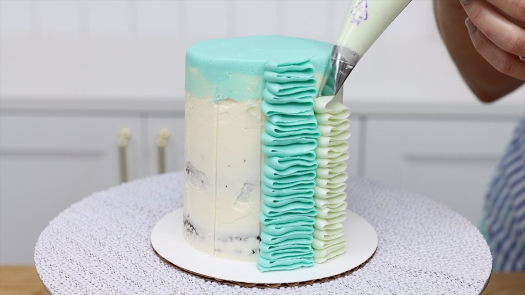 how to pipe striped frosting 5 Striped Cake Hacks