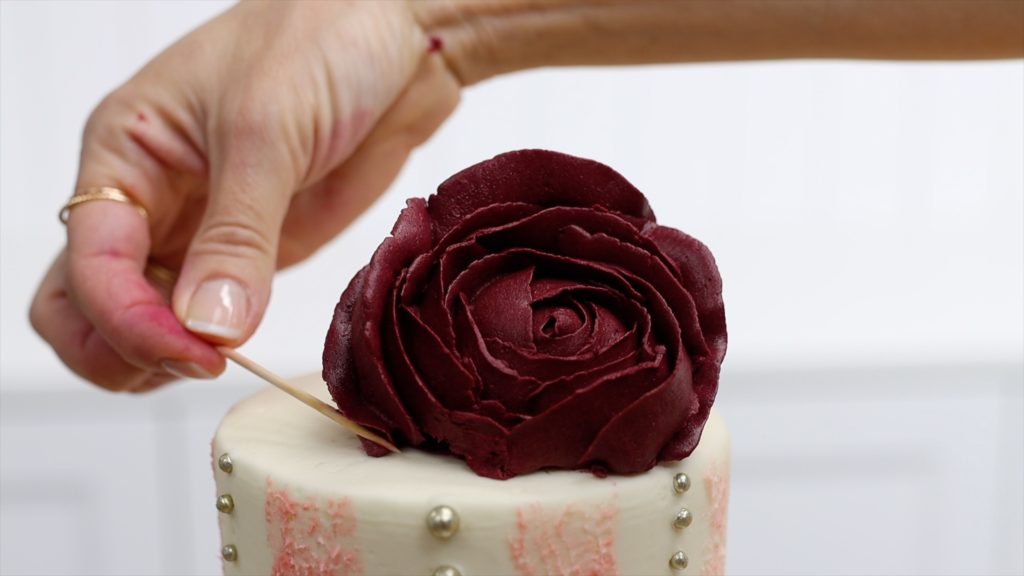 manipulate petals with a toothpick immediately after piing them 4 Stunning Homemade Cake Toppers