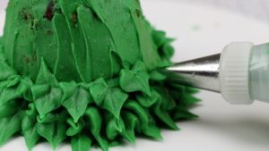 pipe christmas tree cake topper with a leaf tip 5 Christmas Cake Decorating Ideas