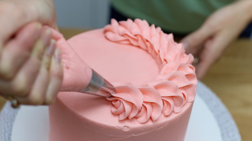 piping a buttercream rope border 10 ways to make your cakes look professional