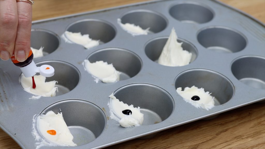 use a cupcake pan as a palette for buttercream painting 5 Minute Cake Decorating Spatula Painting