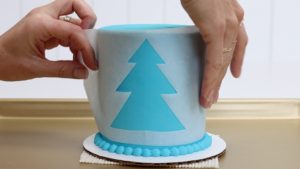 wrap stencil around cake 5 Christmas Cake Decorating Ideas