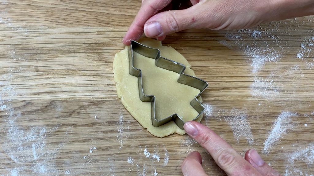 cut out cookies in shapes with cookie cutters to make cake toppers 11 BAKERY SECRETS for Cake Decorating