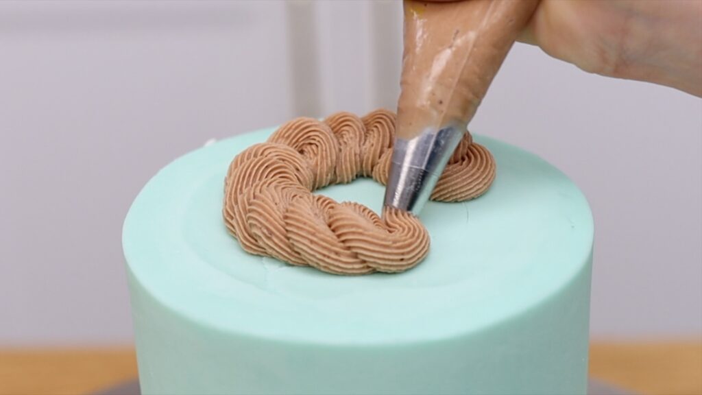 How to pipe a nest on a cake | British Girl Bakes