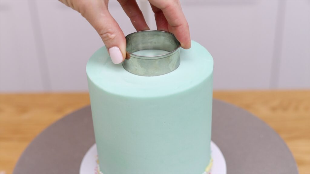 How to pipe a nest onto a cake | British Girl Bakes