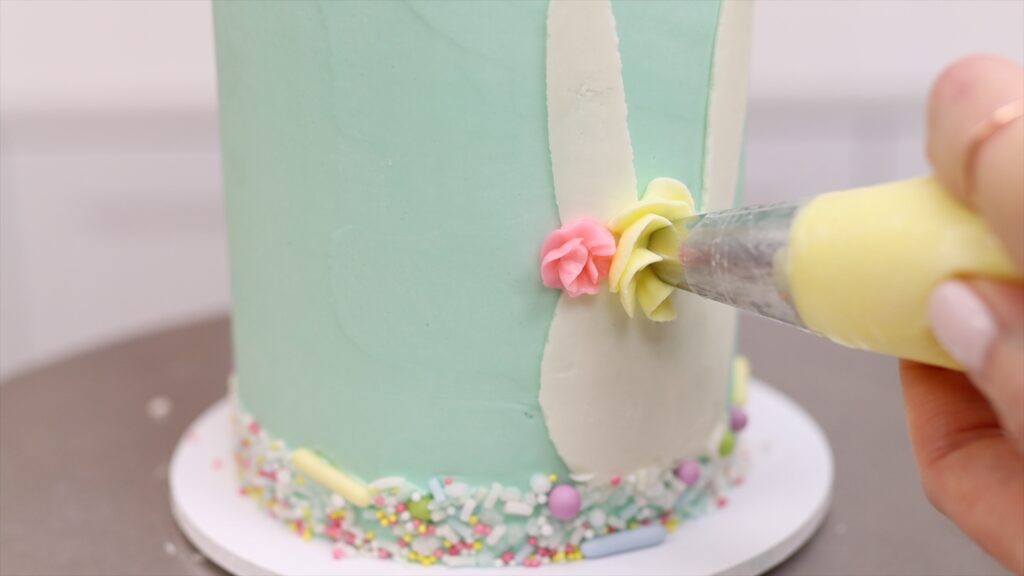 How to pipe flowers on cakes | British Girl Bakes