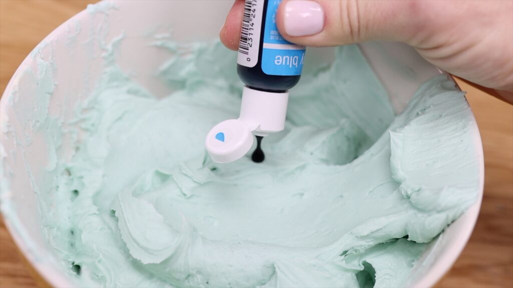 How to tint pastel buttercream | British Girl Bakes