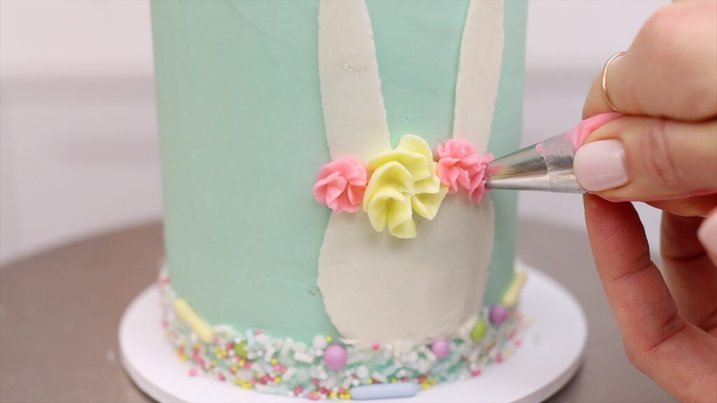 Pipe flowers onto cakes | British Girl Bakes