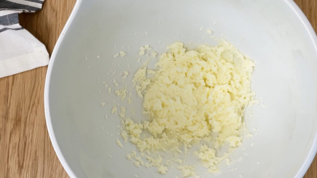 how to cream butter and sugar for cake batter to make 4 desserts