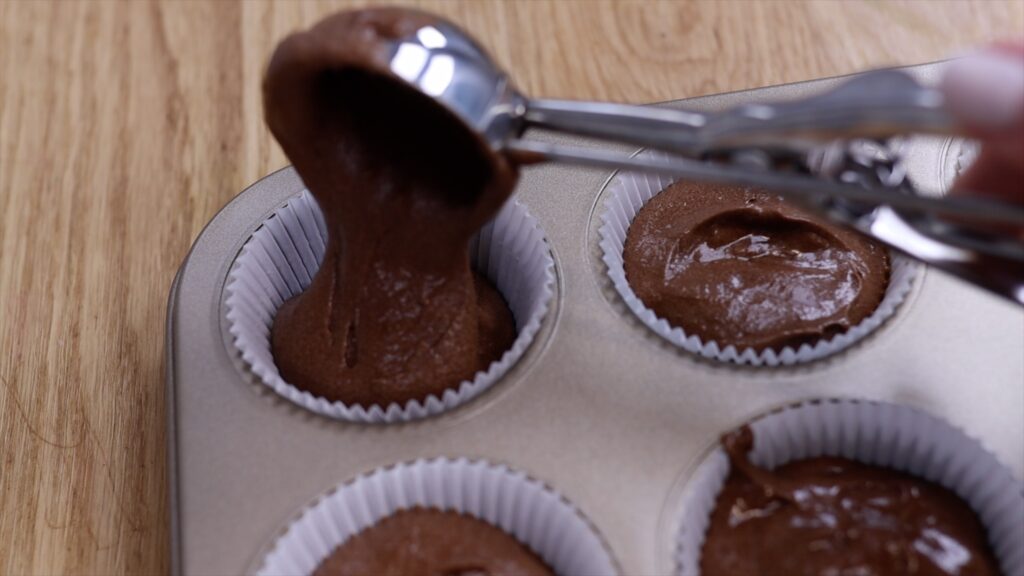 how to fill cupcake wrappers with an ice cream scoop