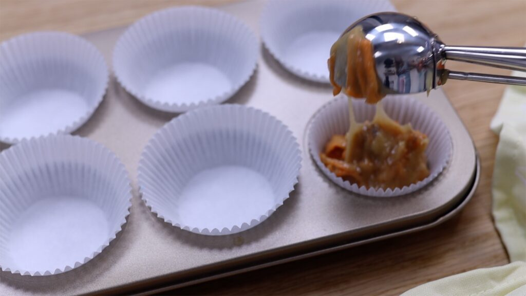 how to fill cupcake wrappers with an ice cream scoop for carrot cake British Girl Bakes