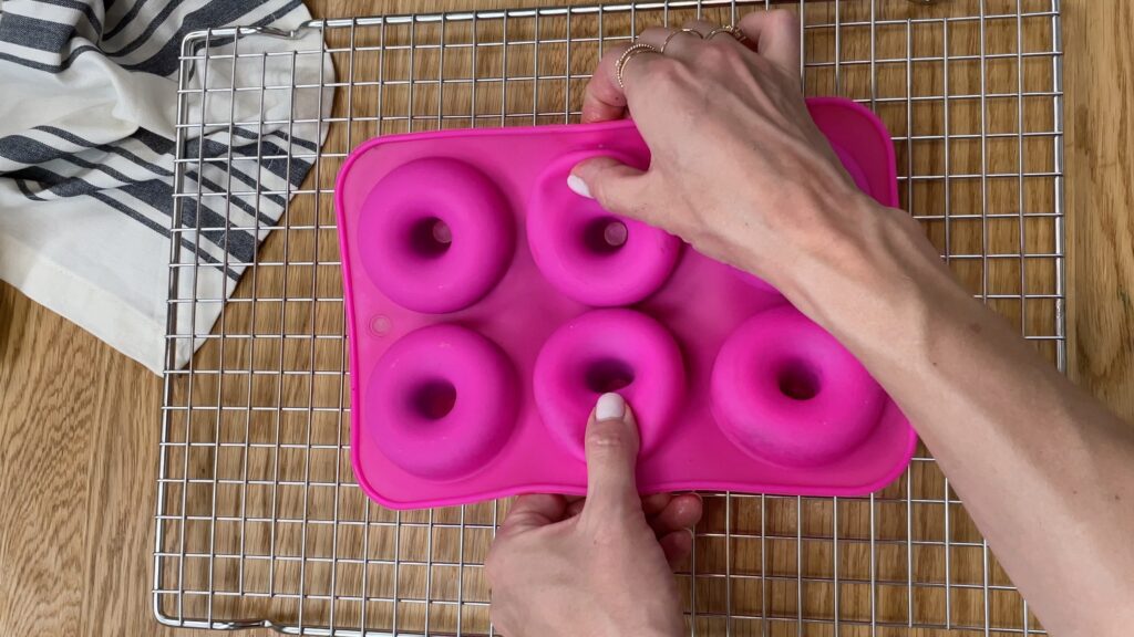 how to get baked donuts out of silicon mold after baking