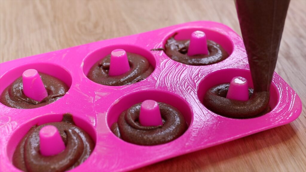 how to pipe cake batter into a silicon donut mold to make baked donuts