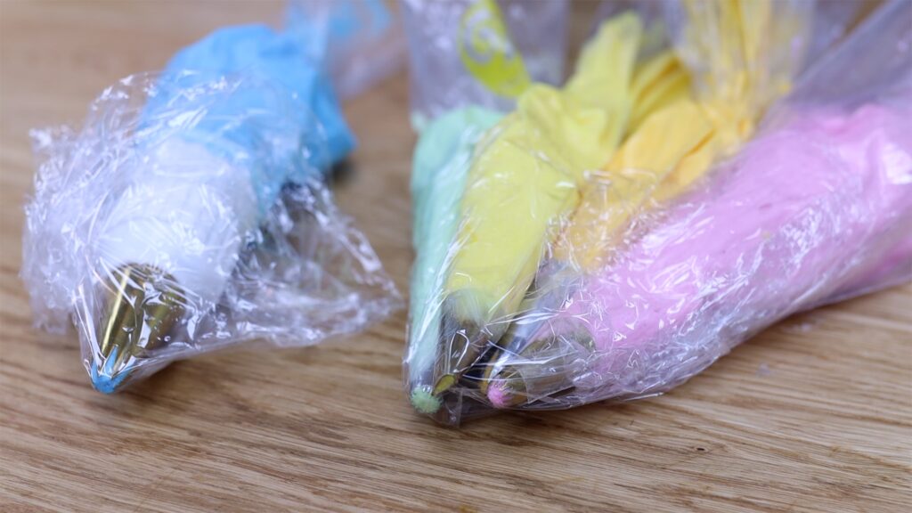 cover piping tips with saran wrap cling film when not using 15 PIping Hacks for Cake Decorating